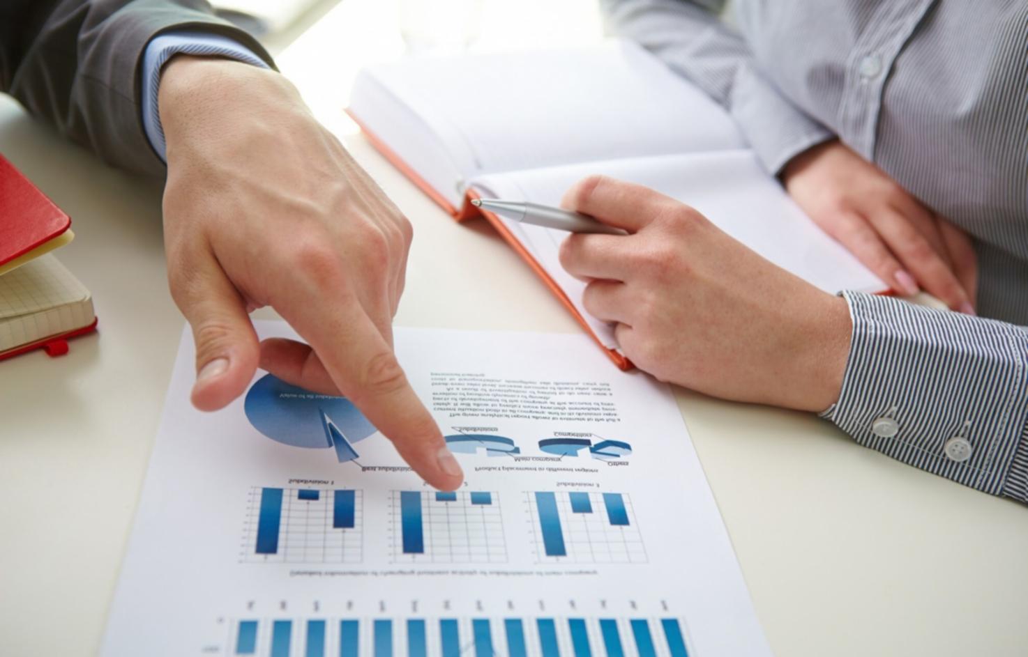 Equipo de investigación trabajando en análisis financiero avanzado